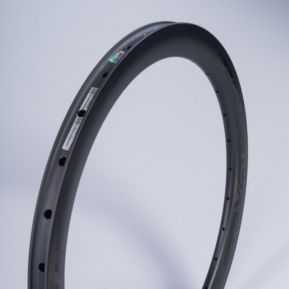 RACE DVSN EXPERT CARBON / 1 x 3/8" / RIMS / FRONT